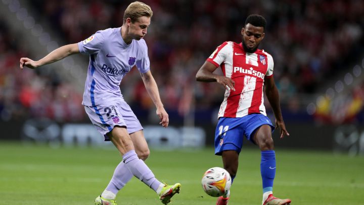 Lemar ante De Jong en el Atlético-Barça que cerró el primer maratón del curso para el Atletico.
