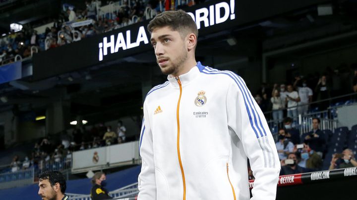 Fede Valverde salta al césped del Santiago Bernabéu con el equipo titular del Real Madrid en el partido de LaLiga Santander contra el Villarreal.