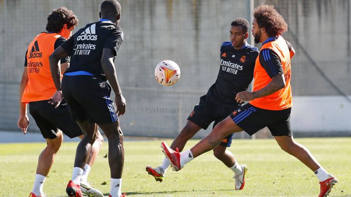 Marcelo, primero por la derecha, y Mendy (el segundo por la izquierda y de espaldas) se entrenaron al mismo ritmo que sus compañeros.