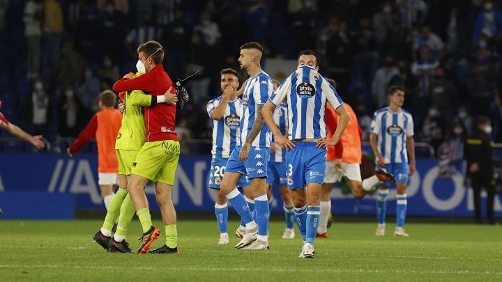 Los jugadores del Depor se lamentan al final del partido ante la SD Logroñés.