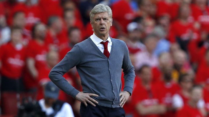 Wenger 'regresa' a los banquillos.