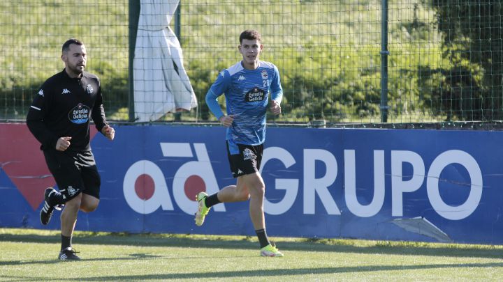 Trilli, corriendo con el recuperador en el entrenamiento del Deportivo.