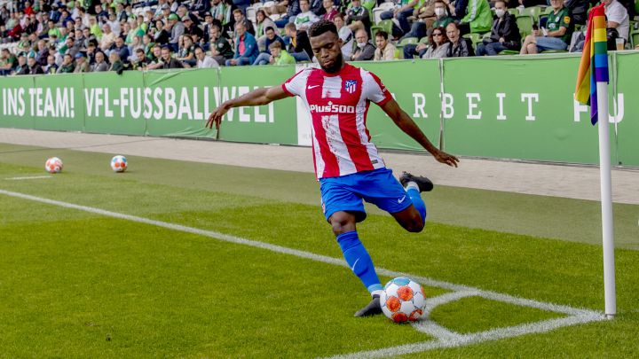 Lemar saca un córner con el Atlético.