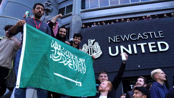 Aficionados del Newcastle se reúnen a las puertas de St James' Park tras la compra del club por parte de Arabia Saudí.