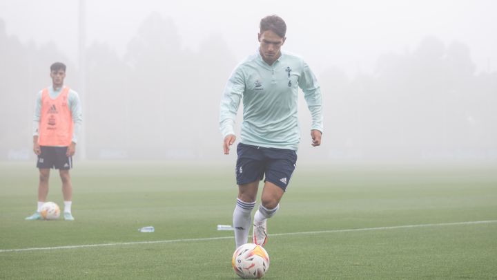 El centrocampista Denis Suárez se dispone a golpear el balón durante un entrenamiento del Celta en la ciudad deportiva del club vigués.