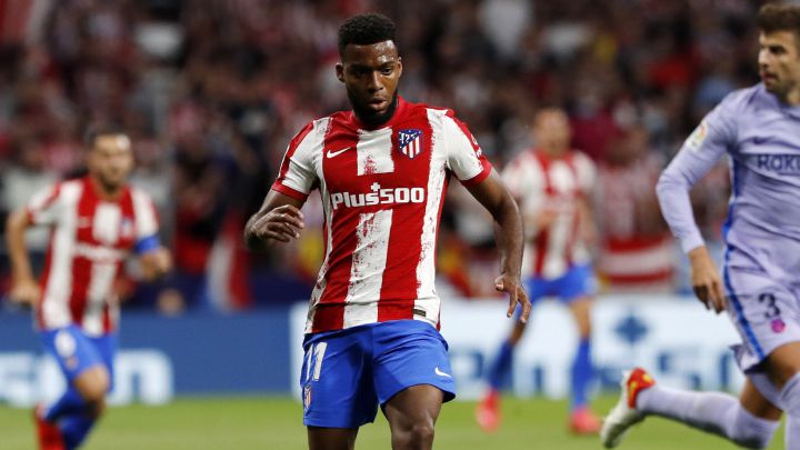 Lemar conduce el balón contra el Barcelona.