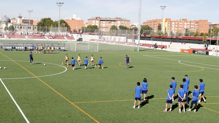 Partido de cantera del Atlético en Alcalá de Hernares, una de sus sedes.
