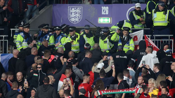 La policía con los aficionados húngaros durante el partido entre Inglaterra y Hungría.
