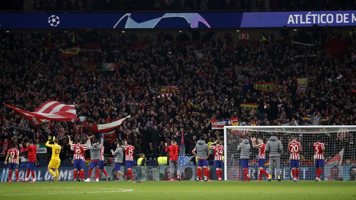 Los jugadores del Atlético agradecen el apoyo de la afición contra el Liverpool.