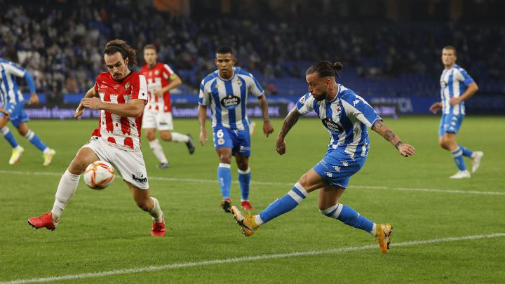 Héctor, realizando un centro en el partido del Deportivo ante la SD Logroñés en Riazor.