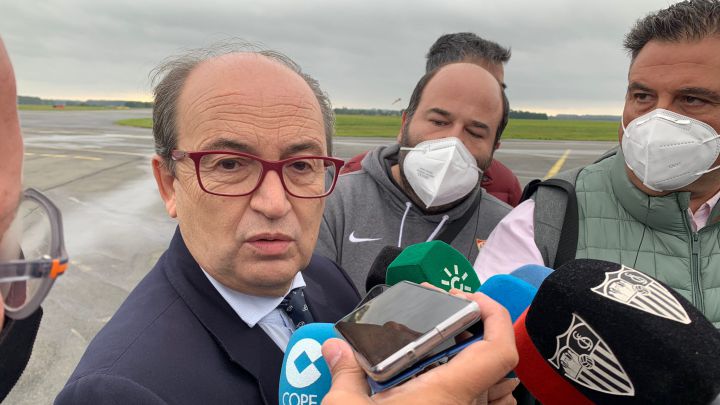 Ya en Lille, el presidente del Sevilla defiende la figura del entrenador más allá de las críticas sobre el juego del equipo: "No hay debate sobre Julen".