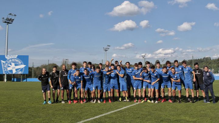 El Deportivo juvenil posa antes del partido de la Youth League