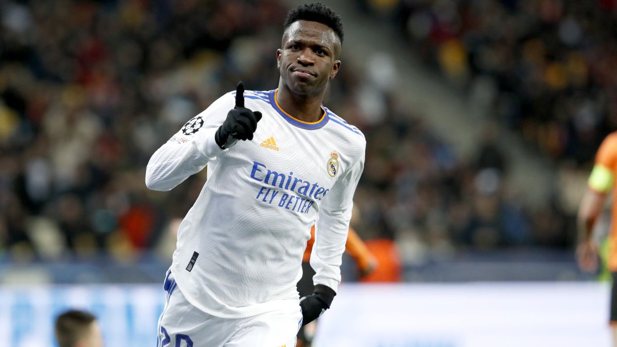 Vinicius se dirige al banquillo blanco tras marcar el tercer gol madridista.