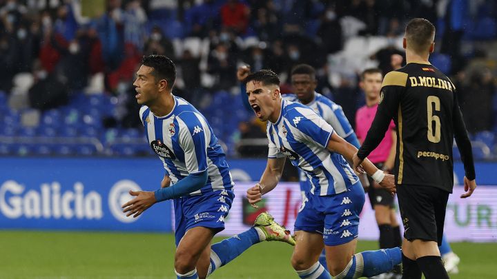 Miku y Víctor García celebran un gol con el Deportivo.