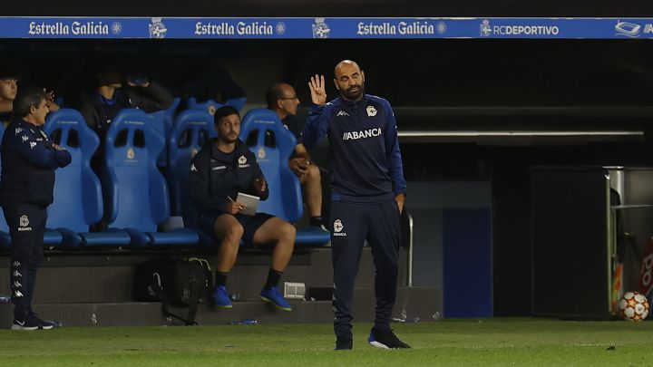 Manuel Pablo da indicaciones en el partido del Deportivo en la Youth League.