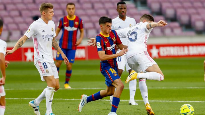 Pedri disputa un balón a Valverde en el Clásico de LaLiga Santander Barcelona-Real Madrid en el Camp Nou en octubre de 2020.
