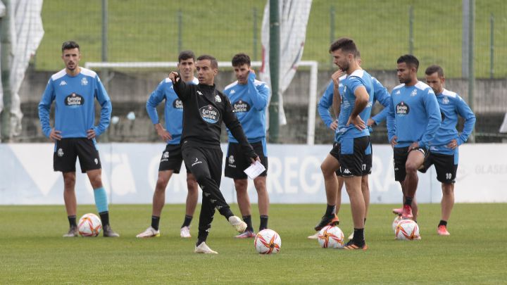 Borja Jiménez da instrucciones en un entrenamiento del Deportivo.