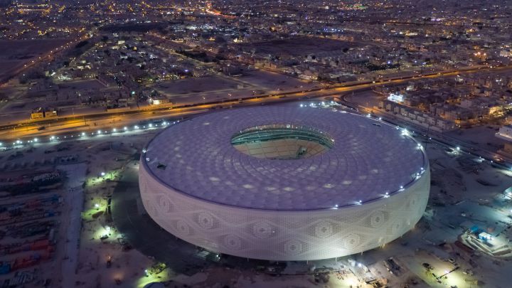 Xavi y James inauguran el espectacular quinto estadio de Qatar