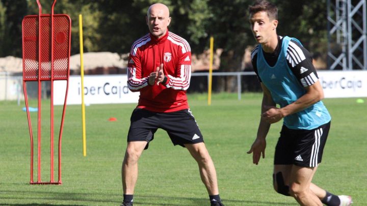 Calero, entrenador del Burgos, animando a Guillermo, autor de dos goles en Oviedo.