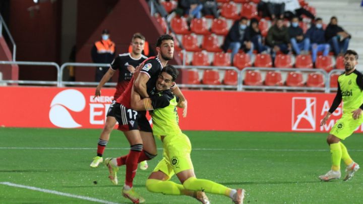 Bernardo derriba a Marqués en el área. No se señaló penalti.