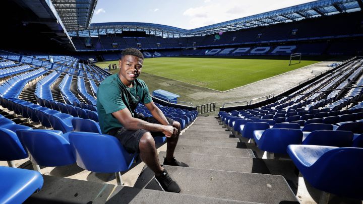 William de Camargo, posando en Riazor para As.