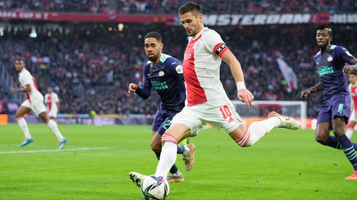 Momento del partido entre el Ajax y el PSV.