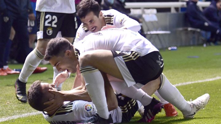 Los jugadores del Burgos celebran uno de los goles de Valcarce ante el Huesca.