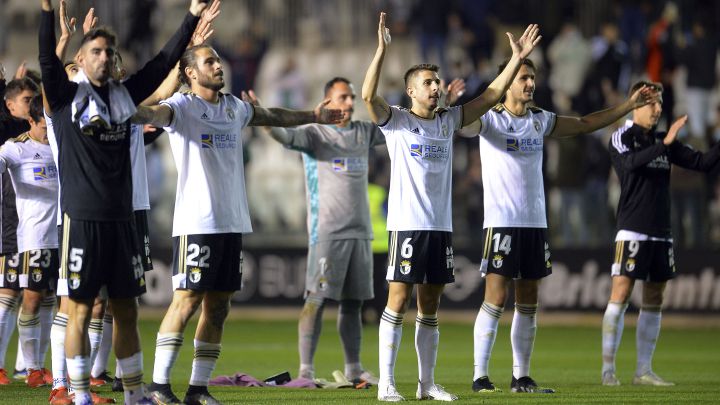 Los jugadores del Burgos celebran la victoria ante el Huesca con su afición.