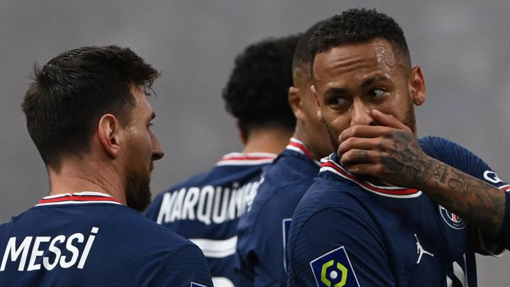 Leo Messi y Neymar, jugadores del Paris Saint-Germain, hablan durante un partido.