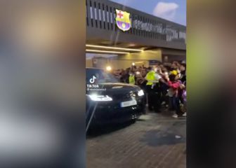 La grave falta de respeto a Dembélé de un fan a la salida de los coches tras el Clásico