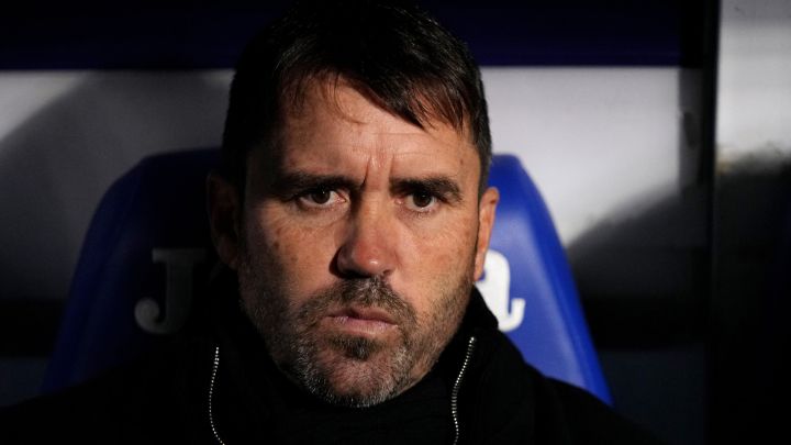 Eduardo Coudet, sentado en el banquillo antes del inicio del partido entre el Getafe y el Celta en el Coliseum Alfonso Pérez.