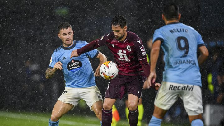 Nolito observa como Javi Galán y Januzaj pugnan por el balón durante el Celta y la Real Sociedad.