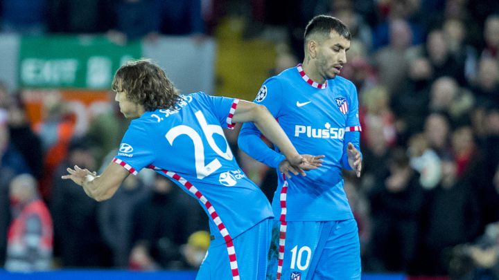 Javi Serrano entra en el Liverpool-Atlético por Correa.
