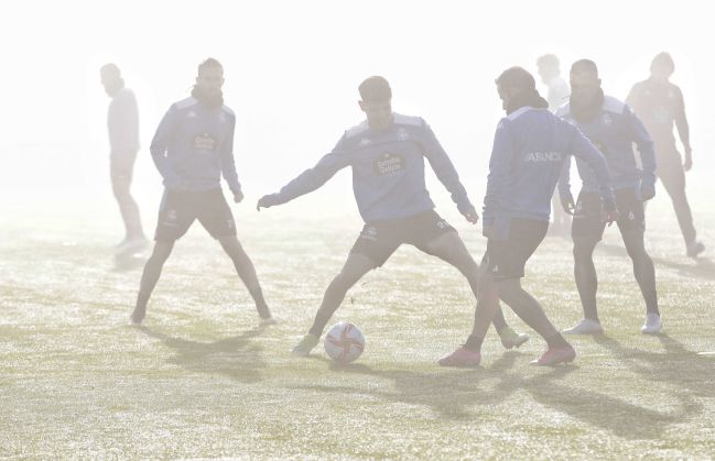 Trilli, que regresa a la lista, entrenando bajo la niebla en Abegondo.
