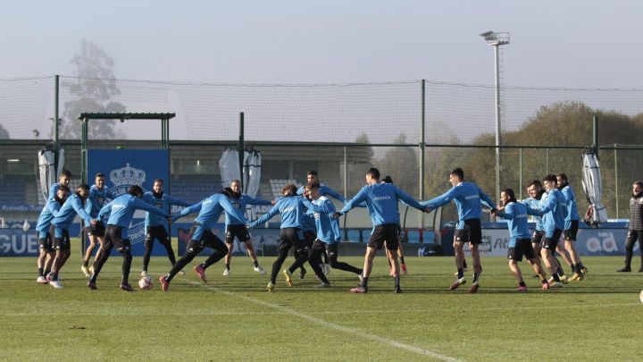 La plantilla del Deportivo, en el último entrenamiento antes de viajar a Logroño.