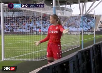 Recogebolas se niega a darle el balón a la portera