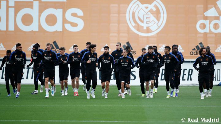 La plantilla del Real Madrid, entrenándose antes de medirse al Sevilla.
