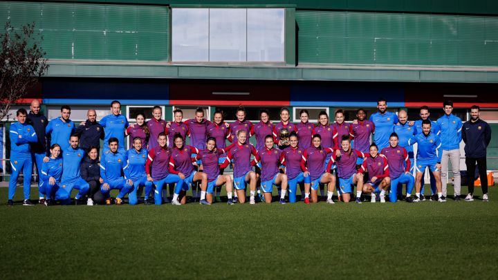 Las jugadoras con Alexia y el Balón de Oro.