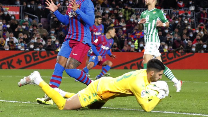 El chileno apura la recuperación de una lesión, pero el portugués sumó las únicas porterías a cero del Betis. Dos de ellas, en los últimos tres partidos.