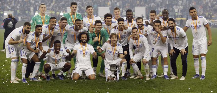 Los jugadores del Madrid posan con su trofeo conquistado en Riad.