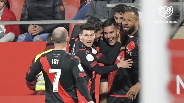 Guardiola celebra con sus compañeros sus goles en Copa.