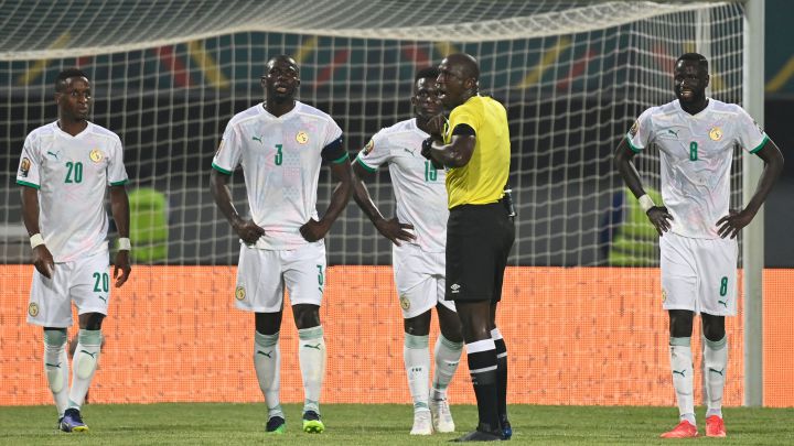 El árbitro Blaise Yuven Ngwa habla con Bouna Sarr, Kalidou Koulibaly, Bamba Dieng y Cheikhou Kouyate, jugadores de Senegal, durante el partido de Copa de África contra Malawi.