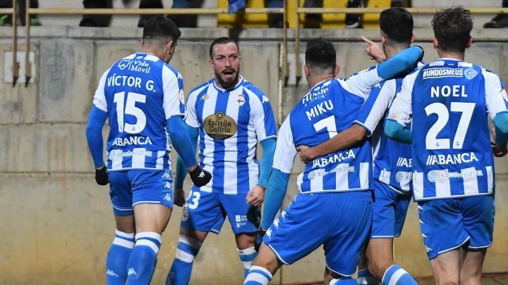 Los jugadores del Deportivo celebrando uno de los goles de su victoria en el Reino de León (2-3):