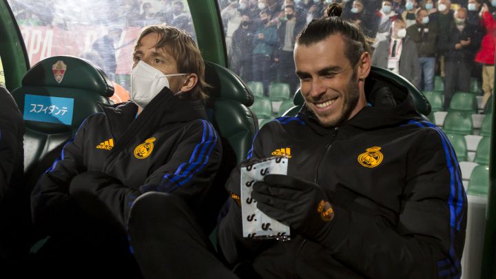 Gareth Bale, sonriente, se dispone a ponerse la mascarilla en el banquillo del Martínez Valero, desde donde vio el Elche-Real Madrid de octavos de la Copa del Rey.