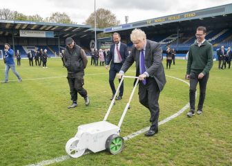 Boris Johnson pinta el césped del Gigg Lane Stadium