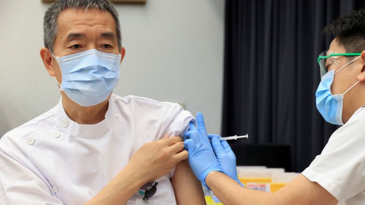 Imagen de un sanitario japonés recibiendo una vacuna contra el coronavirus.