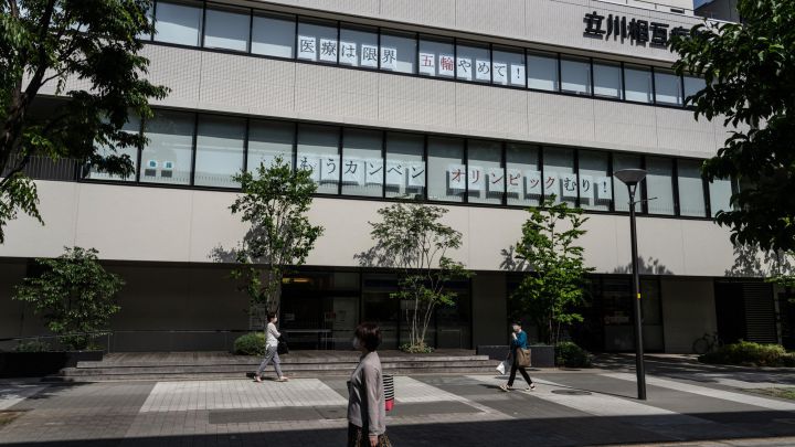 Imagen de un hospital de Tokio con carteles que protestan por la celebración de los Juegos Olímpicos de Tokio 2020.