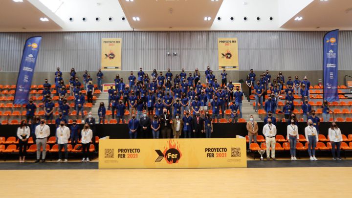 Foto de familia de los atletas participantes en el Proyecto FER 2021 con el presidente de la Fundación Trinidad Alfonso, Juan Roig.