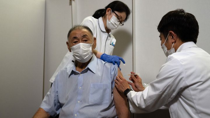 Imagen de un ciudadano japonés vacunándose contra el coronavirus en Tokio.