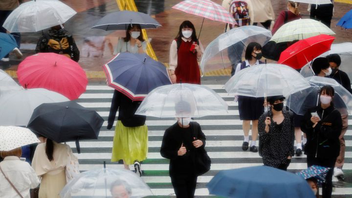 Los ciudadanos de Tokio pasean con mascarilla por las calles durante el estado de emergencia decretado en la región.